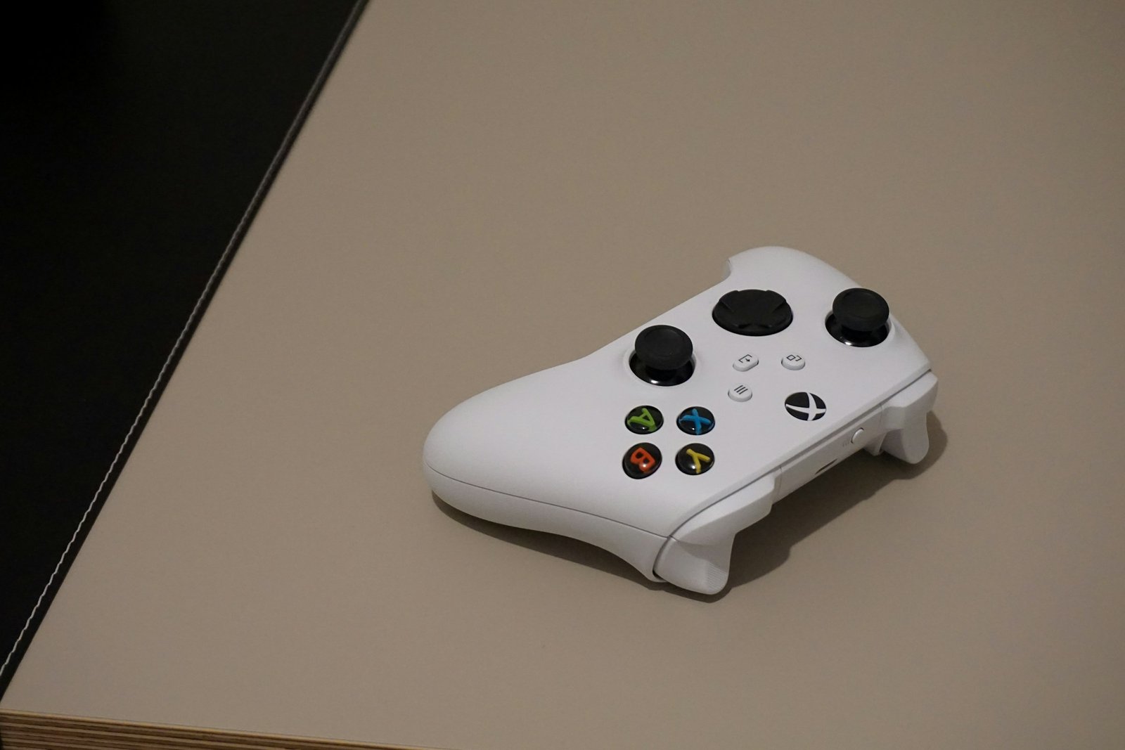 A white Xbox One game controller